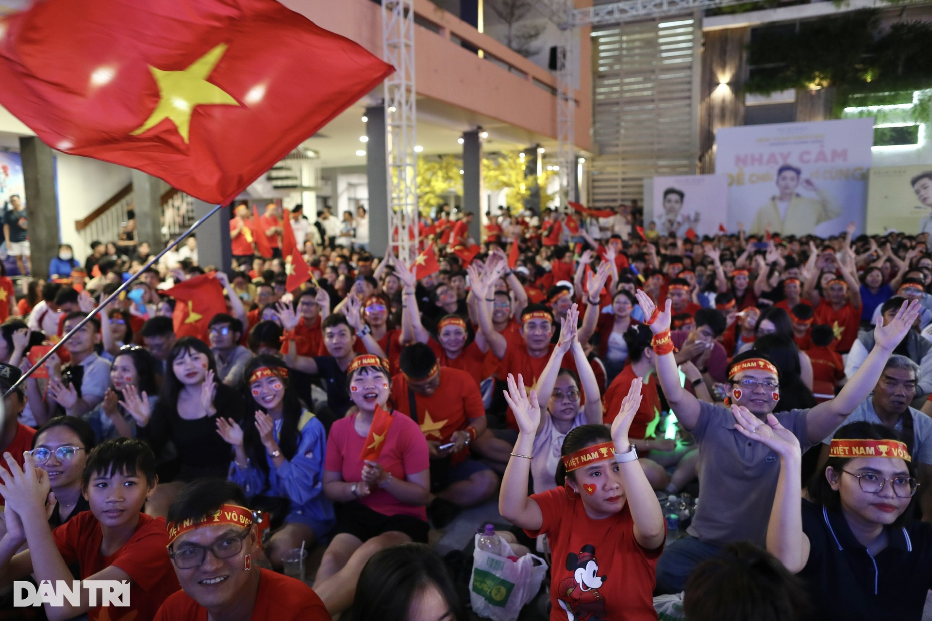 Người dân TPHCM nhảy tưng bừng khi tuyển Việt Nam vô địch ASEAN Cup 2024 - 8 Người dân TPHCM nhảy tưng bừng khi tuyển Việt Nam vô địch ASEAN Cup 2024 - 8