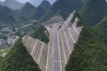 Trung Quốc xẻ núi làm đường cao tốc, dẫn thẳng tới cầu cao nhất thế giới