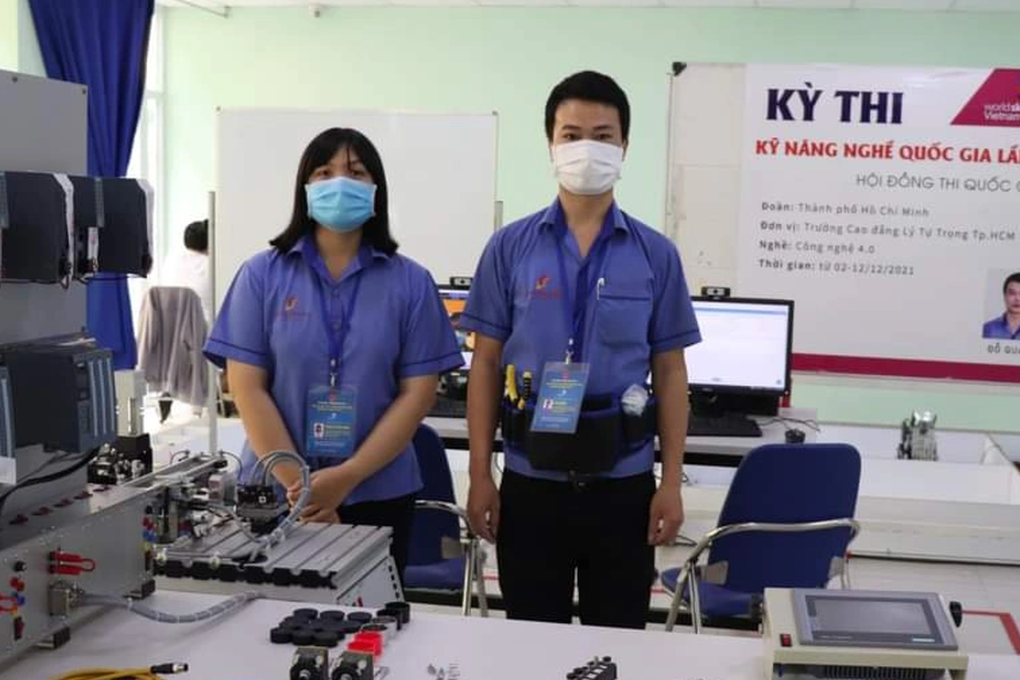 Nữ sinh TPHCM chế tạo robot tiếp tân trong bệnh viện - 3 Nữ sinh TPHCM chế tạo robot tiếp tân trong bệnh viện - 3
