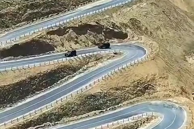 "Hoa mắt chóng mặt" với tuyến đường cổ quanh co có 600 khúc cua