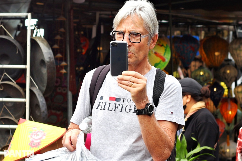 Khách Tây thích thú dạo chợ Tết phố cổ Hội An - 5