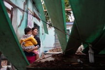 Phú Yên: “Bão dữ hất tung nhà, vợ chồng tôi ôm 2 con tìm nơi trú trong đêm”