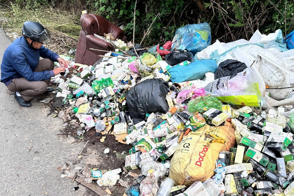 Hàng trăm lọ mỹ phẩm đắt tiền bị vứt bên đường phố Đà Lạt - 1 Hàng trăm lọ mỹ phẩm đắt tiền bị vứt bên đường phố Đà Lạt