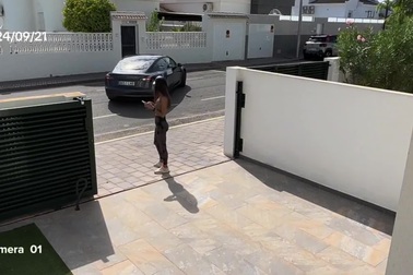 Xe điện Tesla gặp sự cố "cười ra nước mắt" khi sử dụng tính năng tự lái