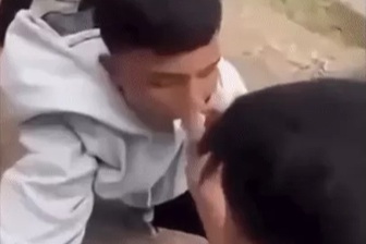 Nam sinh bị đánh hội đồng, nhét "đồ nhạy cảm" vào miệng gây sốc