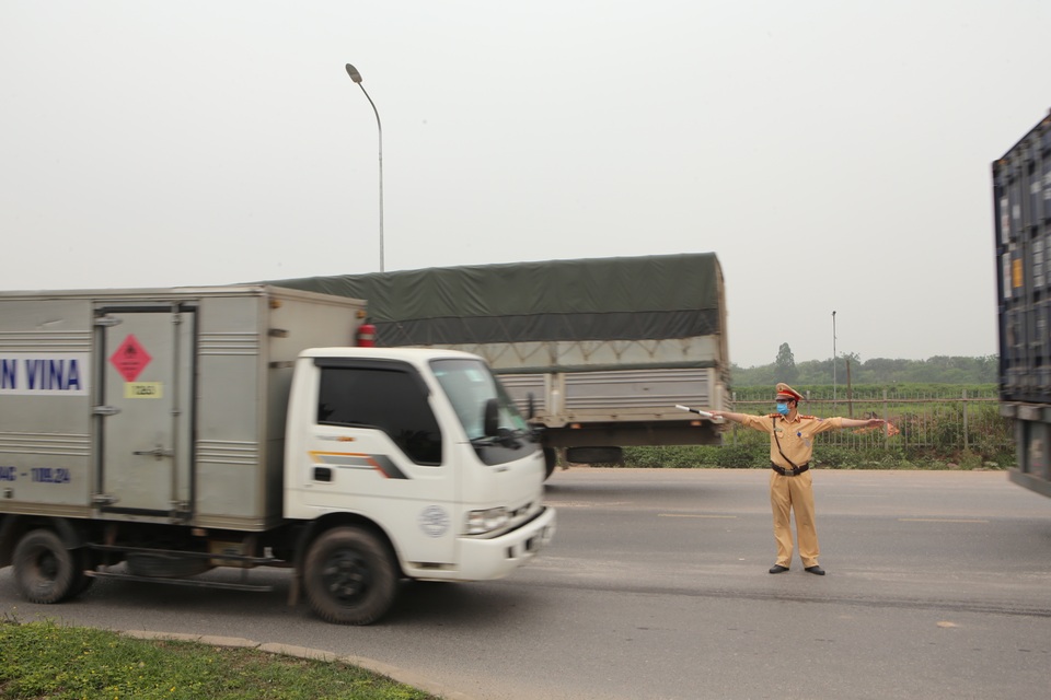 CSGT phối hợp liên ngành lập chốt kiểm soát ở cửa ngõ tỉnh Bắc Ninh - 6 CSGT phối hợp liên ngành lập chốt kiểm soát ở cửa ngõ tỉnh Bắc Ninh - 6