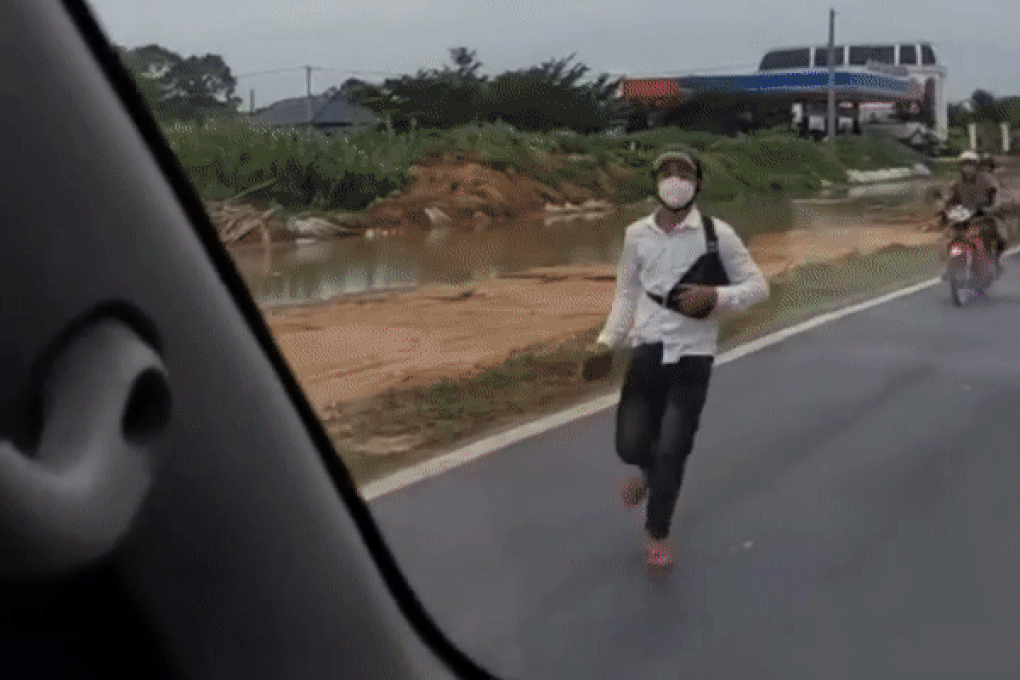 Thanh niên đập vỡ kính xe cấp cứu: Tao là trùm ở đây, sao mày dám hú còi? - 1 Thanh niên đập vỡ kính xe cấp cứu: Tao là trùm ở đây, sao mày dám hú còi? - 1
