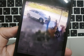 Khoảnh khắc tài xế lái ô tô cố tông 4 người ở tỉnh Tây Ninh