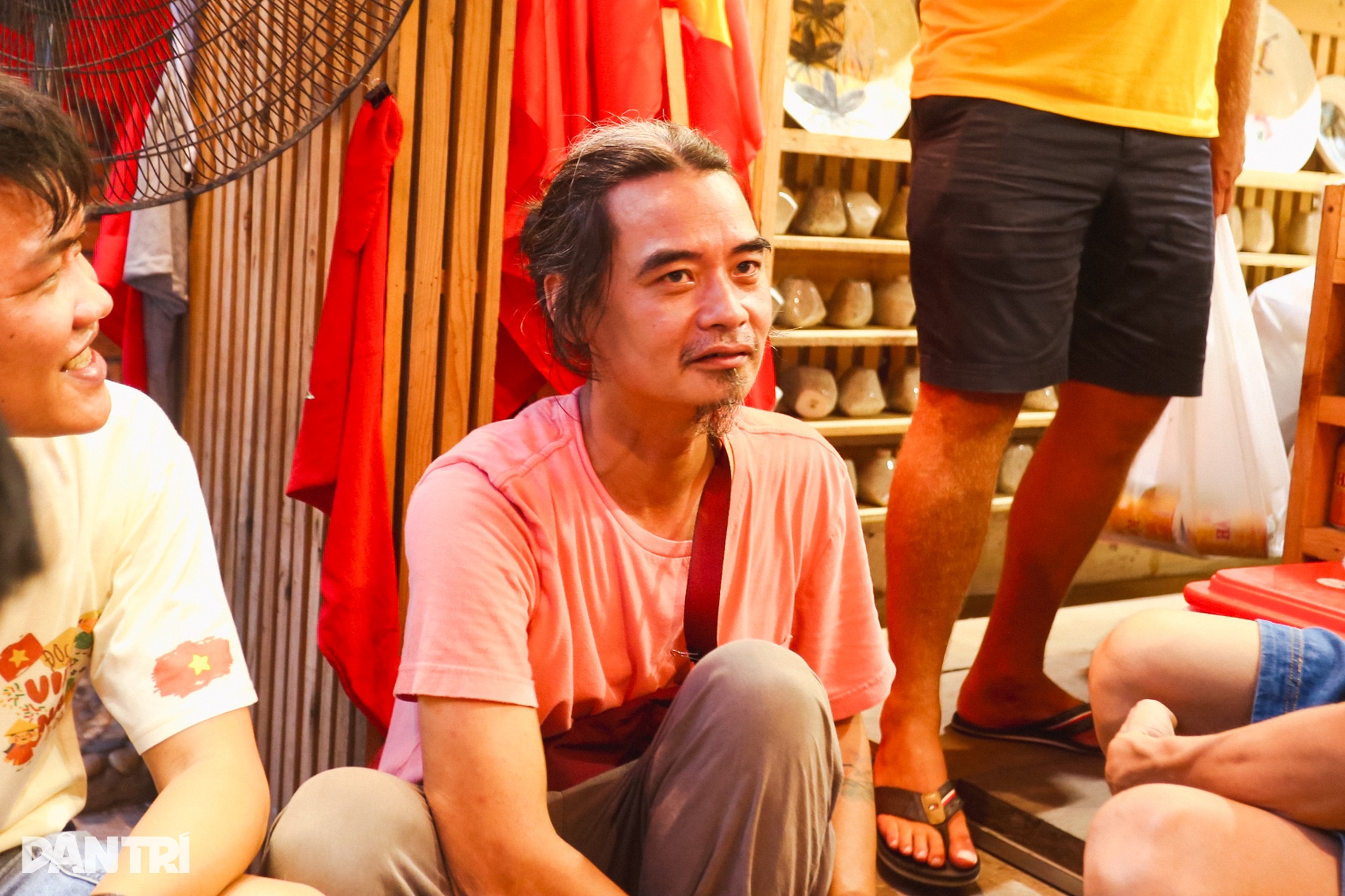 Chủ nhà mở tiệc, cho người dân ngủ nhờ chờ xem diễu binh - 12 Chủ nhà mở tiệc, cho người dân ngủ nhờ chờ xem diễu binh - 12