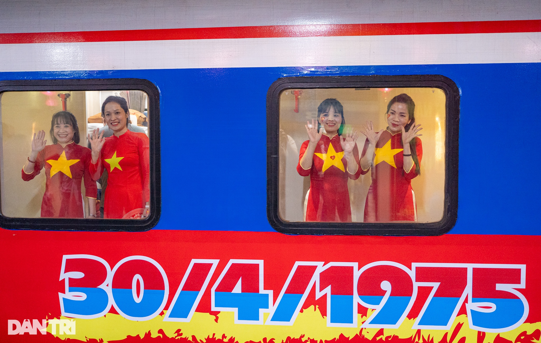 Đoàn tàu Thống nhất 50 năm non sông nối liền một dải rời ga Hà Nội - 13 Đoàn tàu Thống nhất 50 năm non sông nối liền một dải rời ga Hà Nội - 13