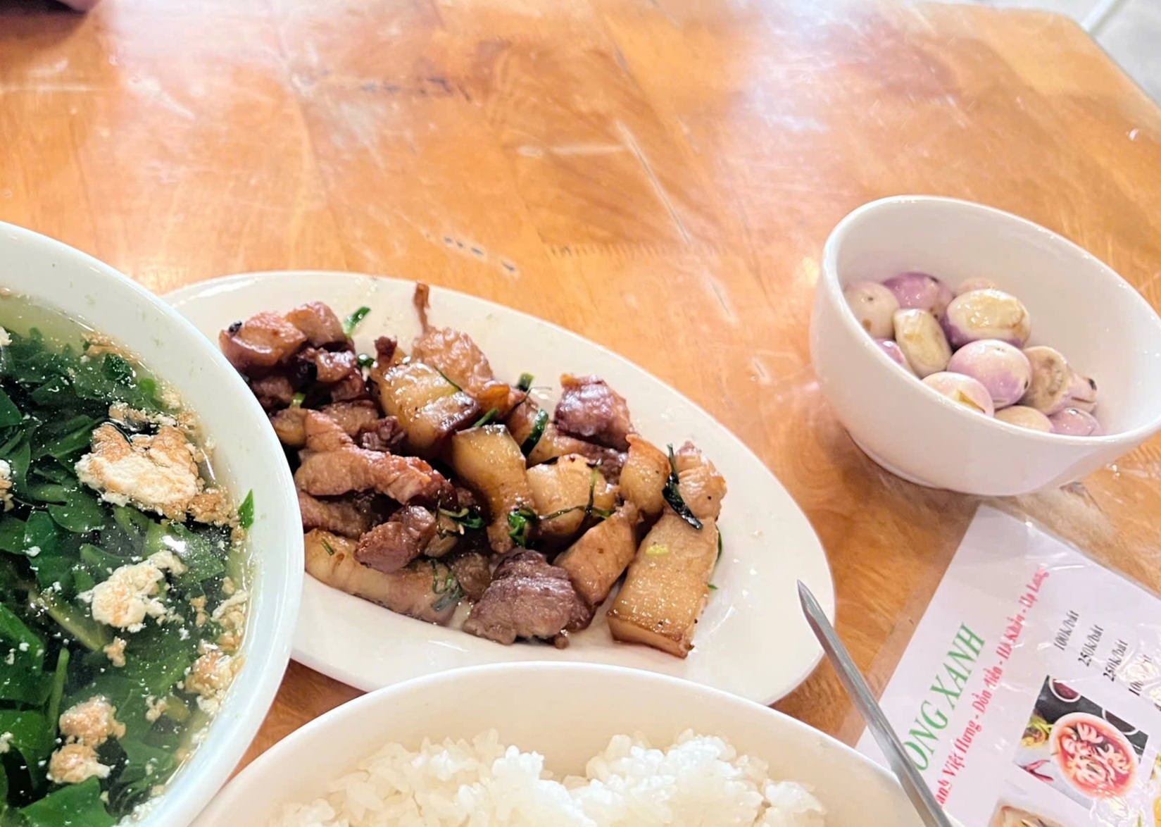 “Bữa cơm bình dân” 400.000 đồng ở Hạ Long gây tranh cãi - 2