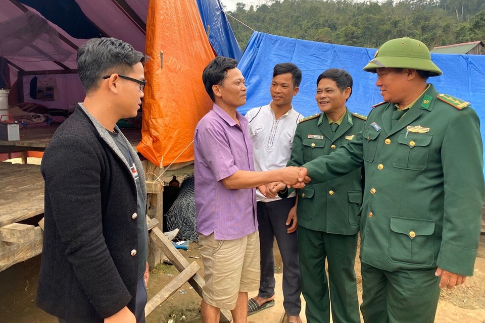 Tết đặc biệt nơi lán tạm của người dân vùng sạt lở đất - 8 Tết đặc biệt nơi lán tạm của người dân vùng sạt lở đất - 8
