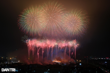 Màn pháo hoa rực rỡ trên SVĐ Mỹ Đình khai mạc SEA Games 31