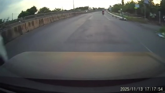 Tài xế đánh lái kịp thời, tránh xe bán tải đột ngột dừng giữa đường