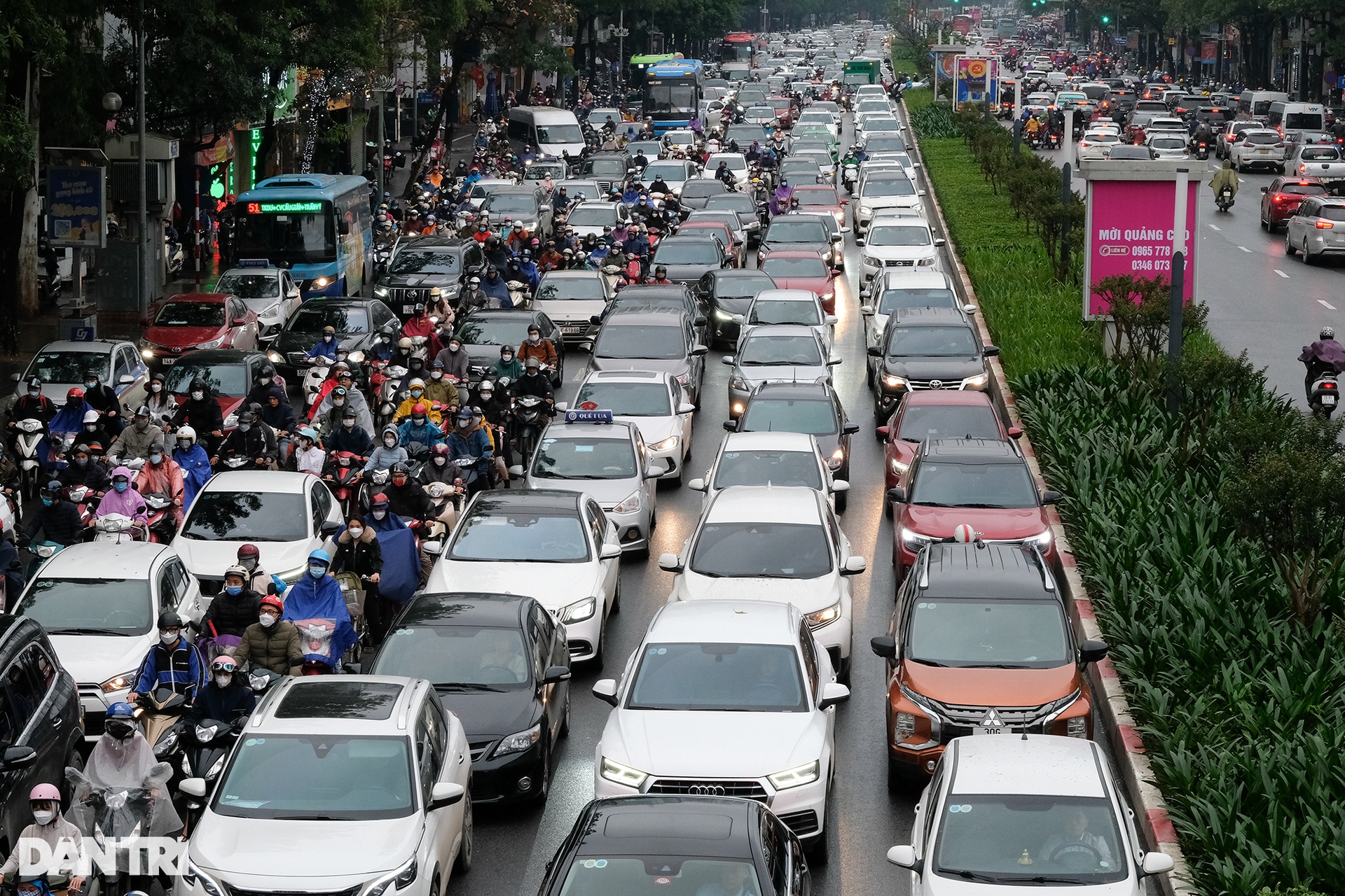 Người Hà Nội chật vật di chuyển dưới trời mưa dai dẳng và sương mù dày đặc - 1 Người Hà Nội chật vật di chuyển dưới trời mưa dai dẳng và sương mù dày đặc - 1
