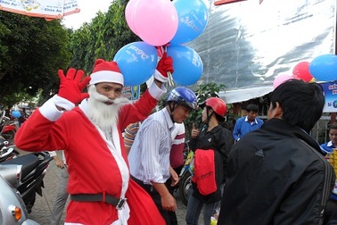 Chùm ảnh những ông già Noel “đổ bộ” xuống phố