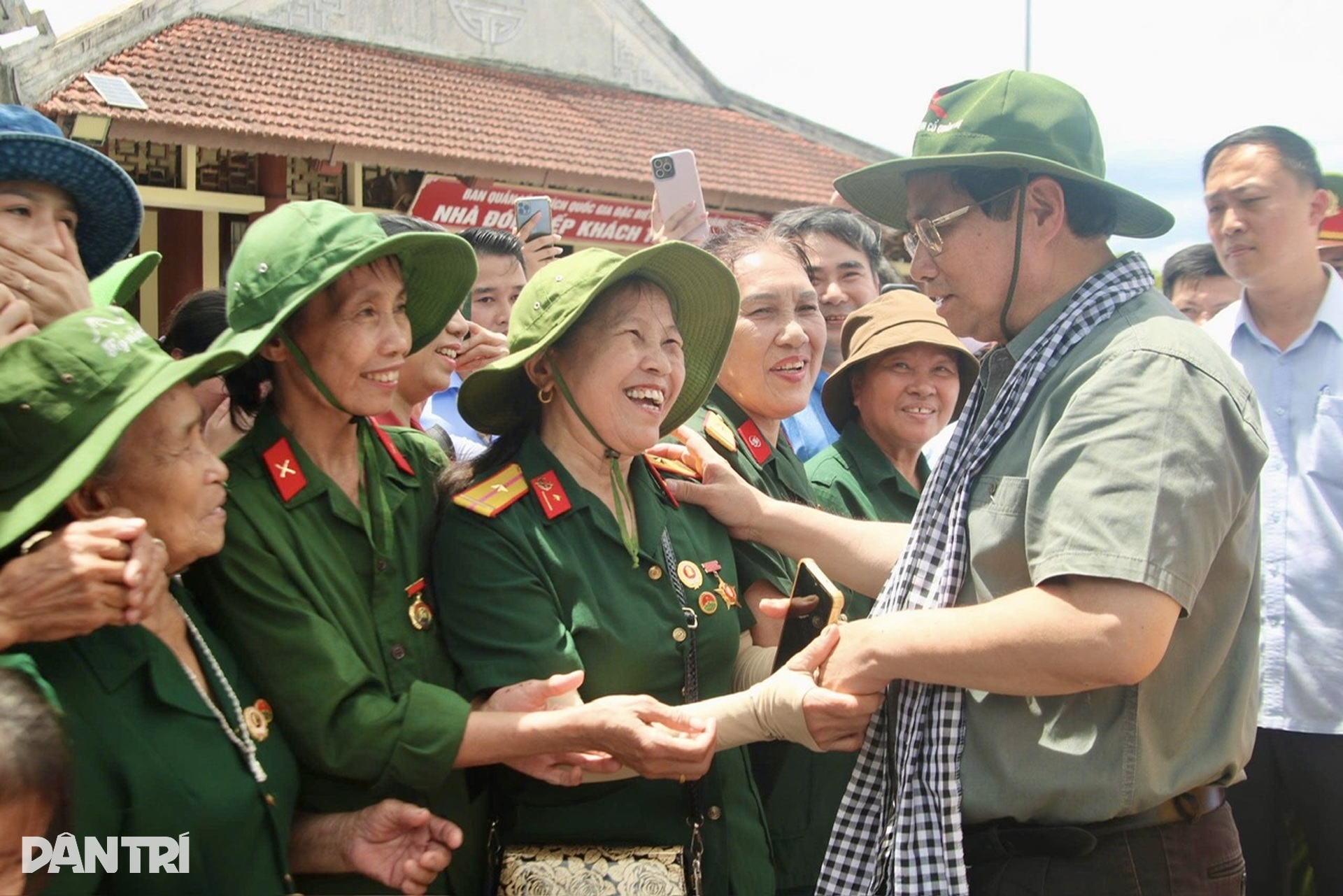 Thủ tướng thăm Mẹ Việt Nam anh hùng 102 tuổi, viếng các nghĩa trang liệt sỹ - 7 Thủ tướng thăm Mẹ Việt Nam anh hùng 102 tuổi, viếng các nghĩa trang liệt sỹ - 7