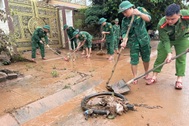 Lũ dâng sát mái nhà, hàng trăm chiến sĩ quân đội, công an giúp dân dọn dẹp