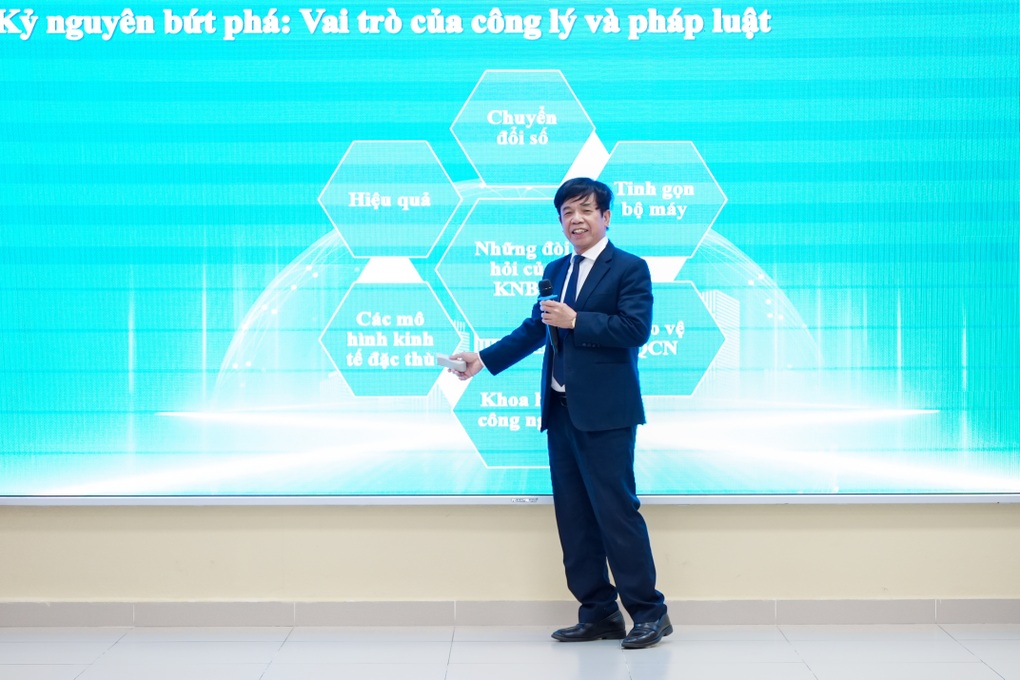 Theo đuổi thạc sĩ luật kinh tế UEF để thích nghi nghề nghiệp trong thời đại số - 3 Theo đuổi thạc sĩ luật kinh tế UEF để thích nghi nghề nghiệp trong thời đại số - 3