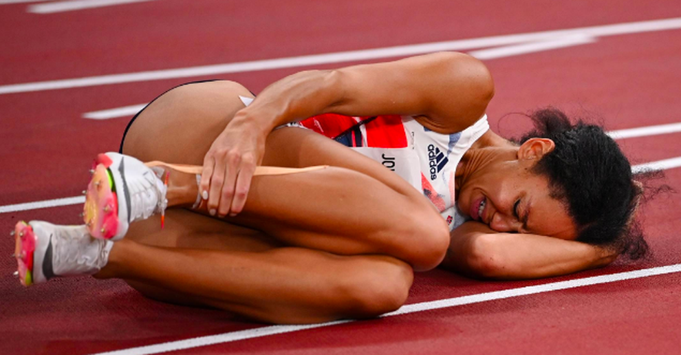 Từ chối ngồi xe lăn, vận động viên chấn thương vẫn cố chạy về đích - 2 Từ chối ngồi xe lăn, vận động viên chấn thương vẫn cố chạy về đích - 2