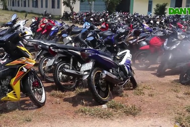 "Kỳ lạ" cảnh phun nước "tưới" hàng nghìn xe máy