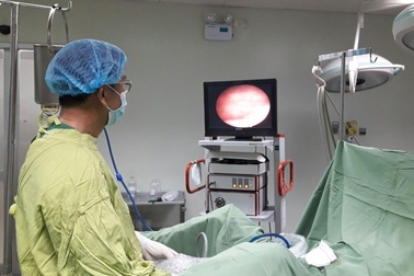 Đi tiểu ra máu vì quên ống thông trong niệu quản 3 năm