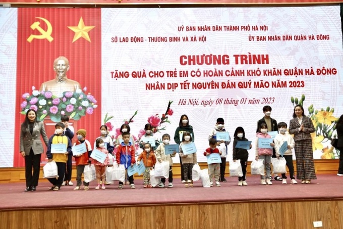 Giám đốc Sở LĐTB&XH Hà Nội Bạch Liên Hương và Chủ tịch UBND quận Hà Đông Cấn Thị Việt Hà tặng quà cho trẻ em có hoàn cảnh khó khăn nhân dịp Tết Nguyên đán Quý Mão năm 2023.