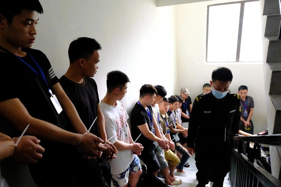 Cuộc đột kích tòa cao ốc bất khả xâm phạm tại Tam Giác Vàng - 5 Cuộc đột kích tòa cao ốc bất khả xâm phạm tại Tam Giác Vàng - 5