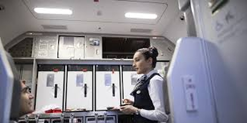 Máy bay trống rỗng nhưng hành khách vẫn bị ép ngồi sát nhau - 3 Máy bay trống rỗng nhưng hành khách vẫn bị ép ngồi sát nhau - 3