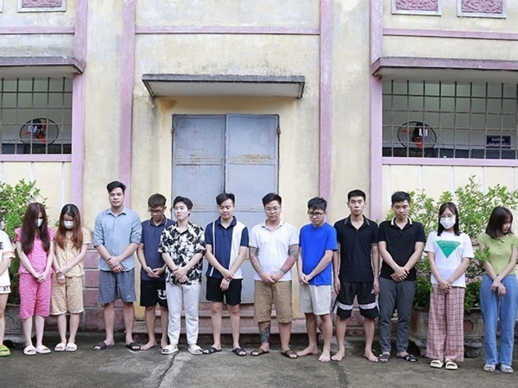 Chiếm đoạt hơn 100 tỷ đồng của hàng nghìn người bằng chiêu trị nám - 2 Chiếm đoạt hơn 100 tỷ đồng của hàng nghìn người bằng chiêu trị nám - 2