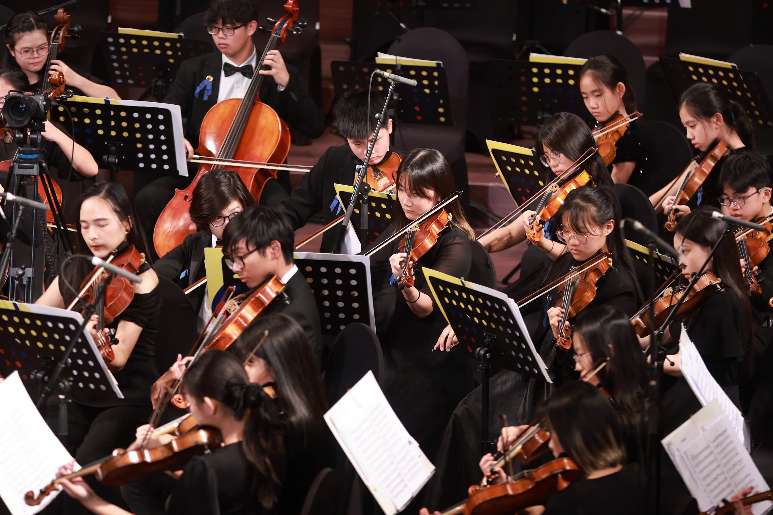 ការប្រគុំតន្ត្រីរដូវរងានាំមកនូវតន្ត្រីបុរាណកាន់តែខិតជិតទស្សនិកជនវ័យក្មេង - ២ Hòa nhạc mùa đông mang âm nhạc hàn lâm đến gần khán giả trẻ - 2