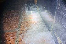 Mưa đá dày đặc trút xuống đỉnh núi Fansipan Sa Pa