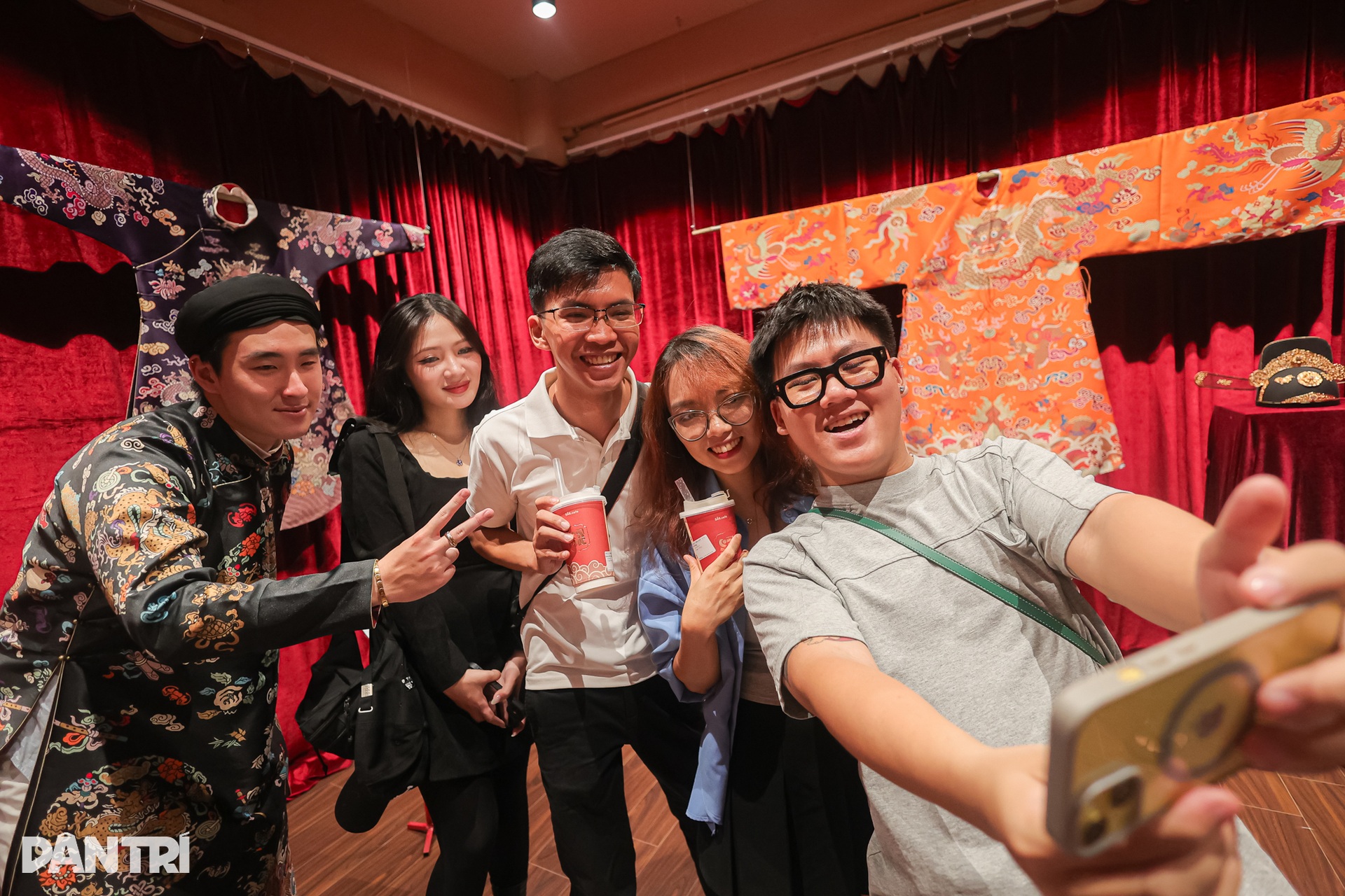 Tái hiện công phu Việt phục triều Nguyễn từ di sản gốc - 10