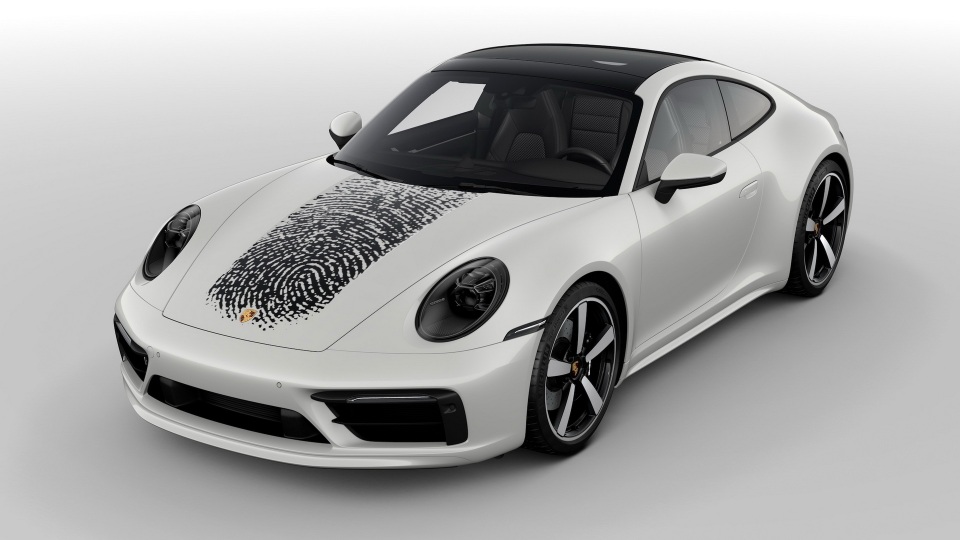 Tốn hơn 8.000 USD để in dấu vân tay khổng lồ lên nắp ca-pô xe Porsche 911 - 1 Tốn hơn 8.000 USD để in dấu vân tay khổng lồ lên nắp ca-pô xe Porsche 911 - 1