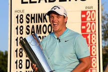 Tay golf giành chức vô địch nhờ cú đánh "một triệu lần mới xảy ra"