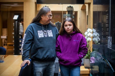 Ông cháu thổ dân bị bắt giữ khi đi mở tài khoản ngân hàng