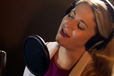 Tùy viên Văn hóa Mỹ hát "Bụi phấn" chúc mừng Ngày Nhà giáo Việt Nam