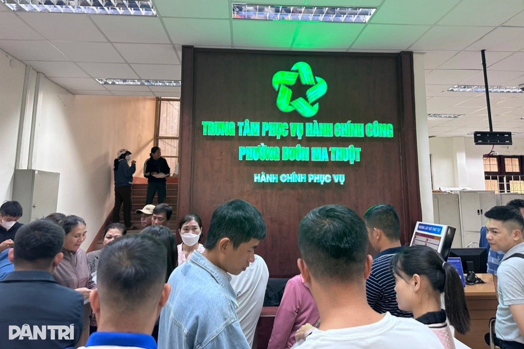 Chấn chỉnh vấn nạn cò làm giấy tờ tại Trung tâm phục vụ hành chính công - 1 Chấn chỉnh vấn nạn “cò làm giấy tờ” tại Trung tâm phục vụ hành chính công