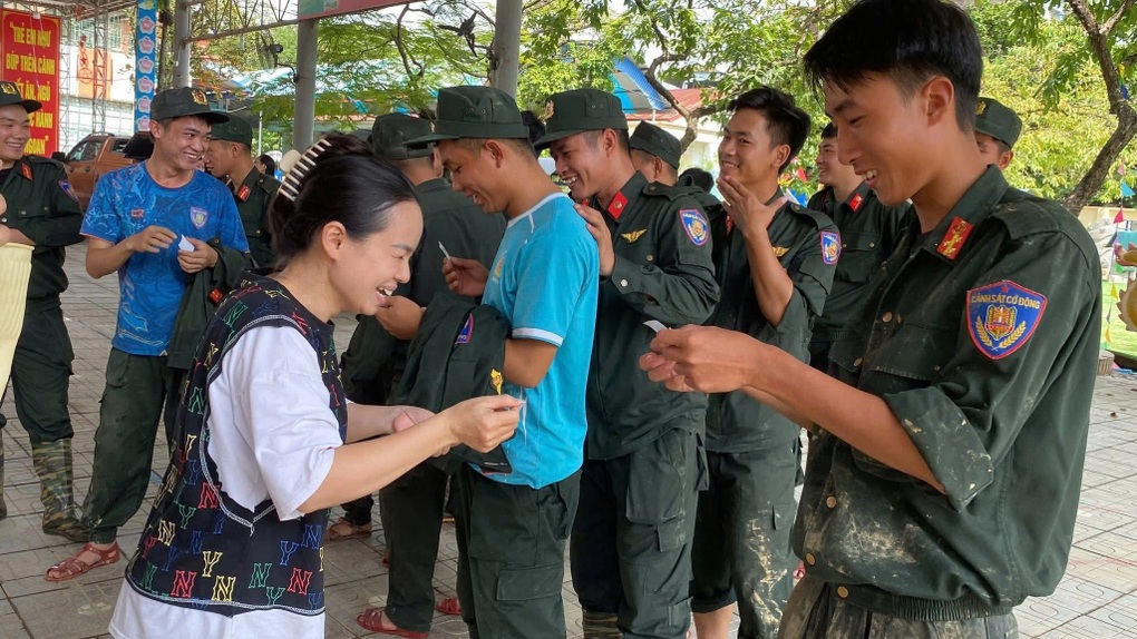 Giáo viên phát “phiếu bé ngoan” cho chiến sĩ dọn dẹp sau lũ - 1 Giáo viên phát “phiếu bé ngoan” cho chiến sĩ dọn dẹp sau lũ - 1