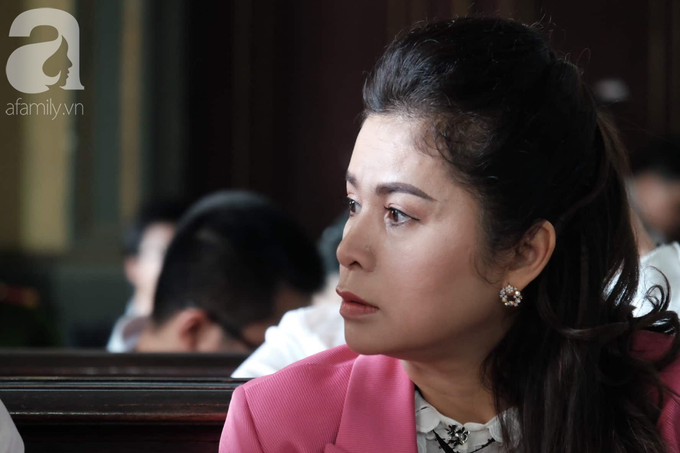 Ngày thứ 5 xét xử vụ ly hôn Trung Nguyên: Ông Vũ tươi cười đến tòa, bà Thảo tiếp tục căng thẳng - Ảnh 3. Ngày thứ 5 xét xử vụ ly hôn Trung Nguyên: Ông Vũ tươi cười đến tòa, bà Thảo tiếp tục căng thẳng - Ảnh 3.