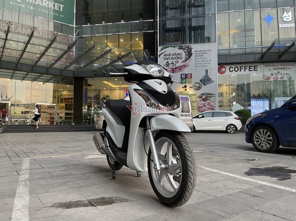 Cặp đôi Honda SH biển ngũ 9 được hét giá hơn 2 tỷ đồng tại Hà Nội - 4 Cặp đôi Honda SH biển ngũ 9 được hét giá hơn 2 tỷ đồng tại Hà Nội - 4