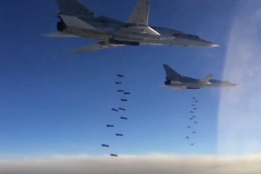 Máy bay ném bom tầm xa Nga tấn công gần thành trì của IS ở Syria