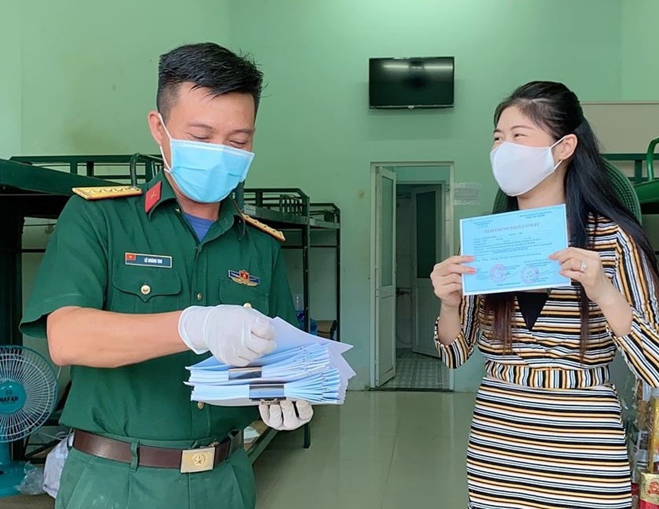 Bà xã Đăng Khôi làm điều đặc biệt dành tặng các “người hùng” ở khu cách ly - 1 Bà xã Đăng Khôi làm điều đặc biệt dành tặng các “người hùng” ở khu cách ly - 1