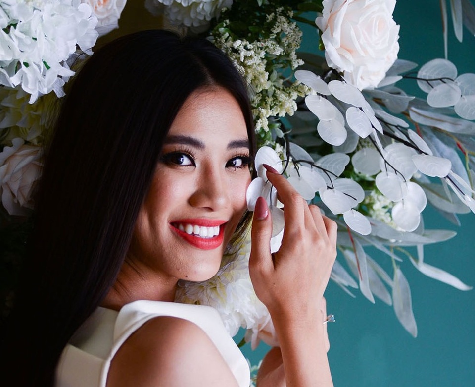 Á hậu Kim Duyên dùng tiền tiết kiệm tặng 5 tấn gạo cho người bán vé số - 1