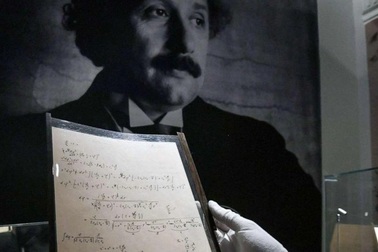 Đấu giá kỷ lục 15 triệu USD cho một bản thảo khoa học của Einstein
