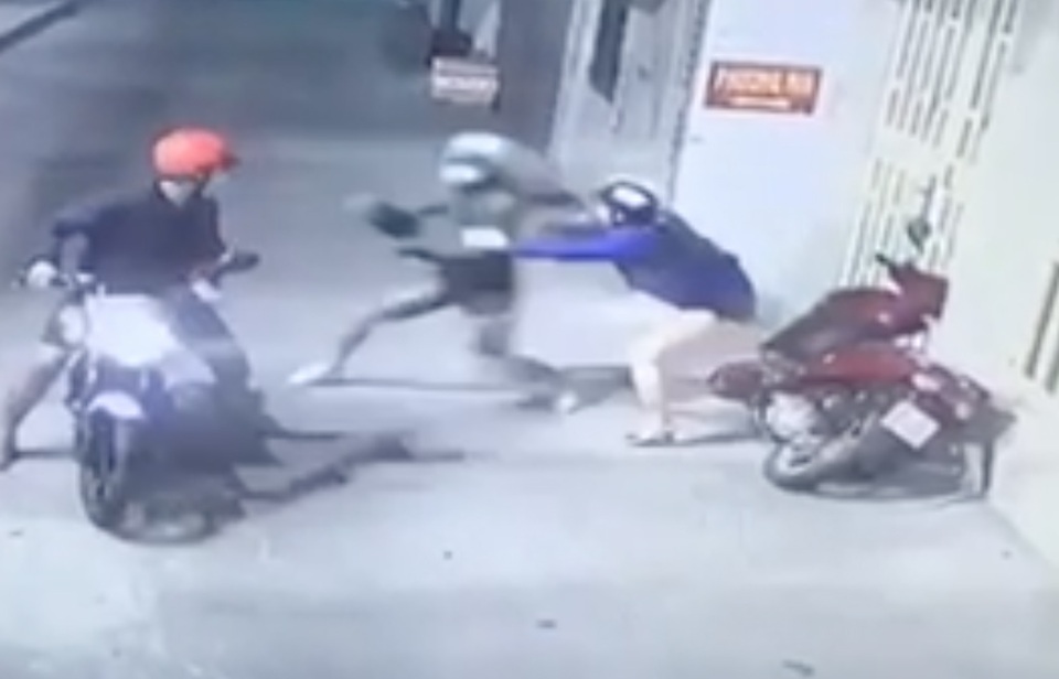 2 đối tượng dùng bình xịt hơi cay, cướp xe máy táo tợn ở TPHCM vừa sa lưới - 5 2 đối tượng dùng bình xịt hơi cay, cướp xe máy táo tợn ở TPHCM vừa sa lưới - 5