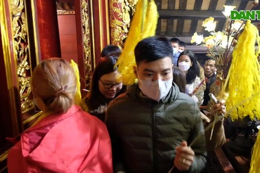 Người dân nô nức đi xin lộc, cầu may tại đền thờ Thánh Gióng đêm giao thừa