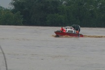 Xử phạt 2 người dân "cố thủ" trên bãi bồi, quyết không chịu vào bờ tránh lũ