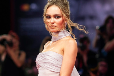 Con gái Johnny Depp lo sợ mình... “yêu muộn” so với chúng bạn