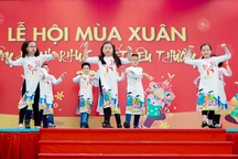 Học sinh Royal School tưng bừng trẩy hội mùa xuân, đậm hương vị Tết cổ truyền